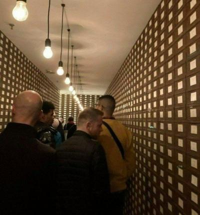 Raum mit Namenschildern aller bisherigen Abgeordneten