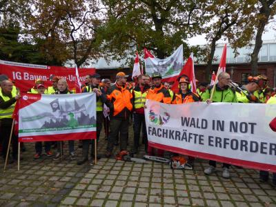 Forstbeschäftigte der Länder beim Warnstreik in Potsdam