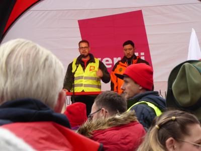 Zwei Forstwirte als Redner auf der Bühne